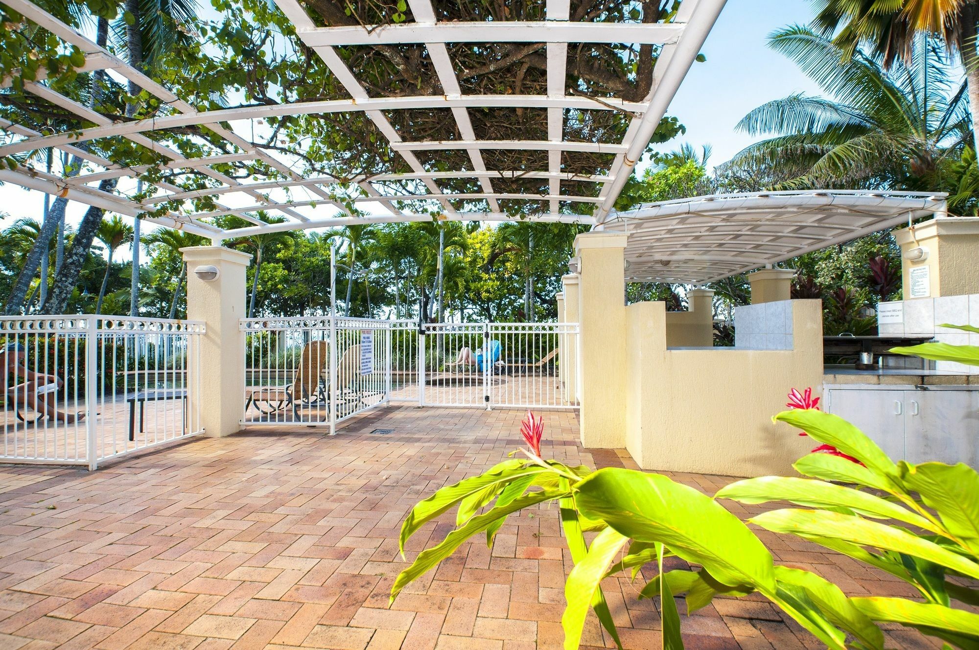 On The Beach Apartments Trinity Beach Bagian luar foto