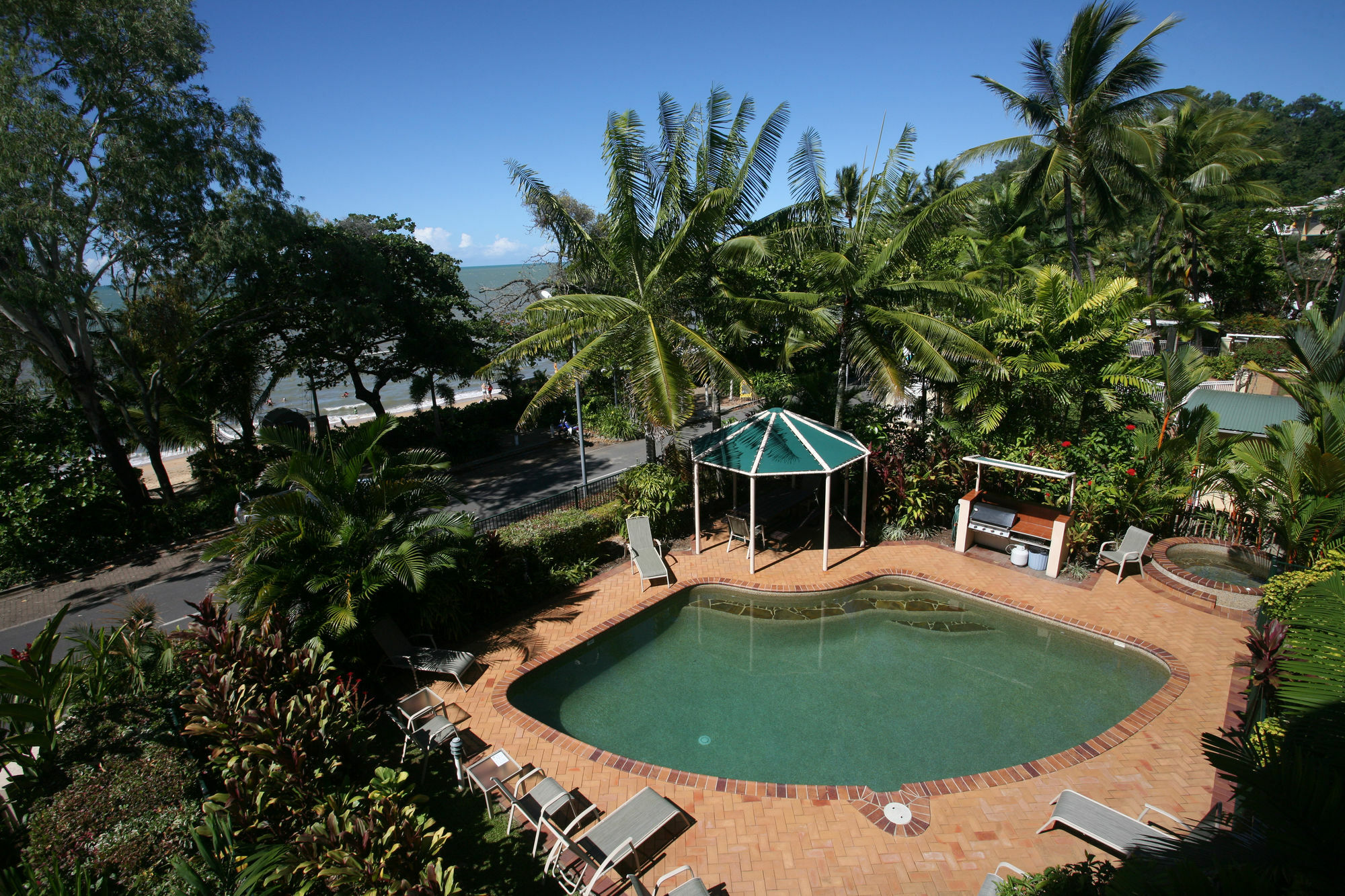 On The Beach Apartments Trinity Beach Bagian luar foto